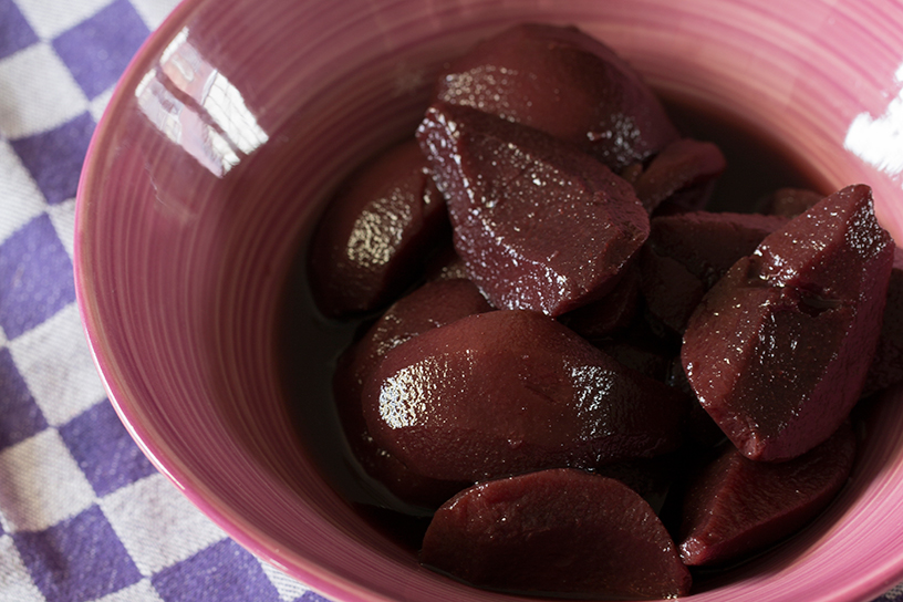 Stoofpeertjes in een roze schaaltje.